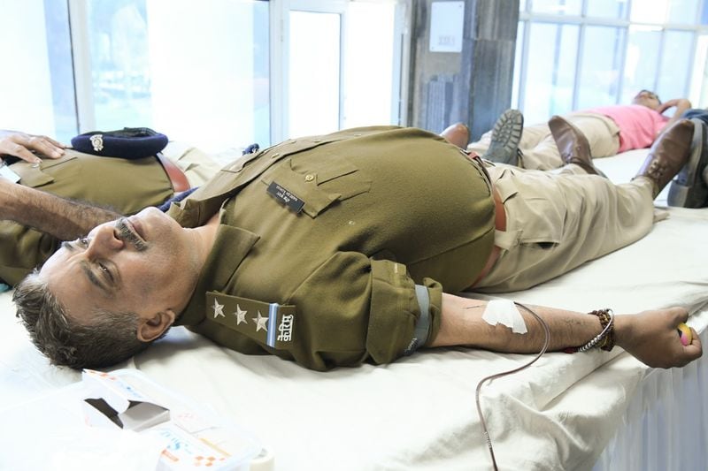 सीएपीएफ के अंतर्गत आने वाले सीआरपीएफ, बीएसएफ, सीआईएसएफ और आईटीबीपी के कर्मियों ने रक्तदान किया है। सीएपीएफ के वरिष्ठ अधिकारी ने बताया कि इसमें सीरआरपीएफ के 500 कर्मी, सीआईएसएफ के 400, बीएसएफ के 350 और आईटीबीपी के 100 सुरक्षाकर्मियों ने ब्लड डोनेट किया है।