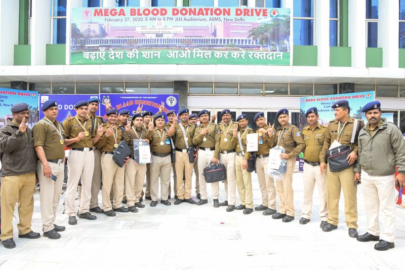 दिल्ली दंगे में हेड कॉन्स्टेबल रतन लाल की दंगाइयों ने जान ले ली थी। वहीं गंभीर रूप से घायल डीसीपी अमित शर्मा का अस्पताल में अब भी इलाज चल रहा है। ऐसे हालात में पैरा-मिलिटरी फोर्स उत्तर-पूर्वी दिल्ली के हिंसा प्रभावित इलाके में सुरक्षा दे रही है तो वहीं, हिंसा की आग में झुलसे दिल्लीवासियों की जान बचाने के लिए सीआरपीएफ के जवानों ने अपना खून देकर मिसाल पेश की।