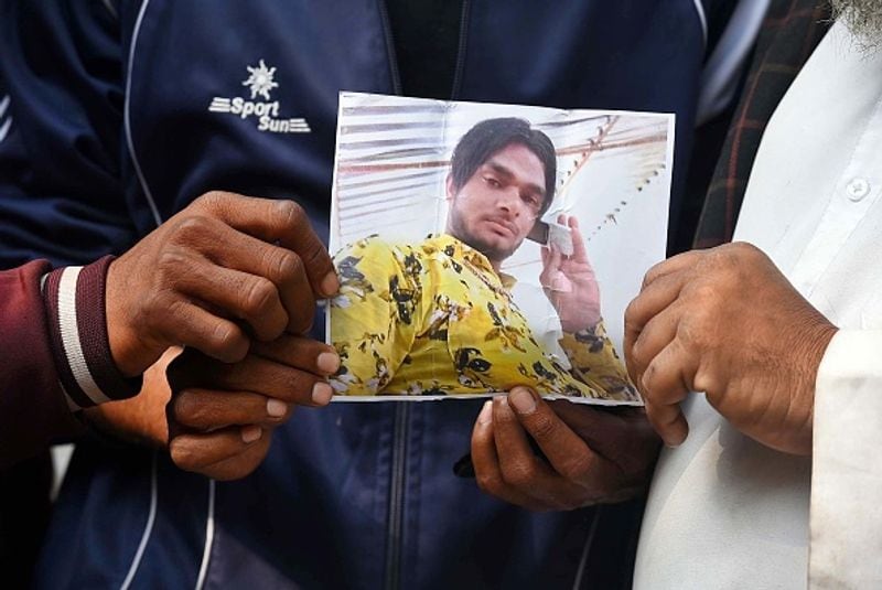 27 साल के सुलेमान की दिल्ली हिंसा के दौरान मौत हो गई। यह कारावल नगर के रहने वाले थे। अब इनके परिजन तस्वीर लेकर जीटीबी अस्पताल में शव लेने के लिए पहुंच गए हैं।