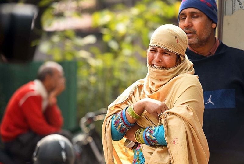 जीटीबी अस्पताल के बाहर फूट-फूटकर रोती महिला। दिल्ली हिंसा में इन्होंने भी अपने को खो दिया। अब उसका शव लेने के लिए अस्पताल पहुंची हैं।
