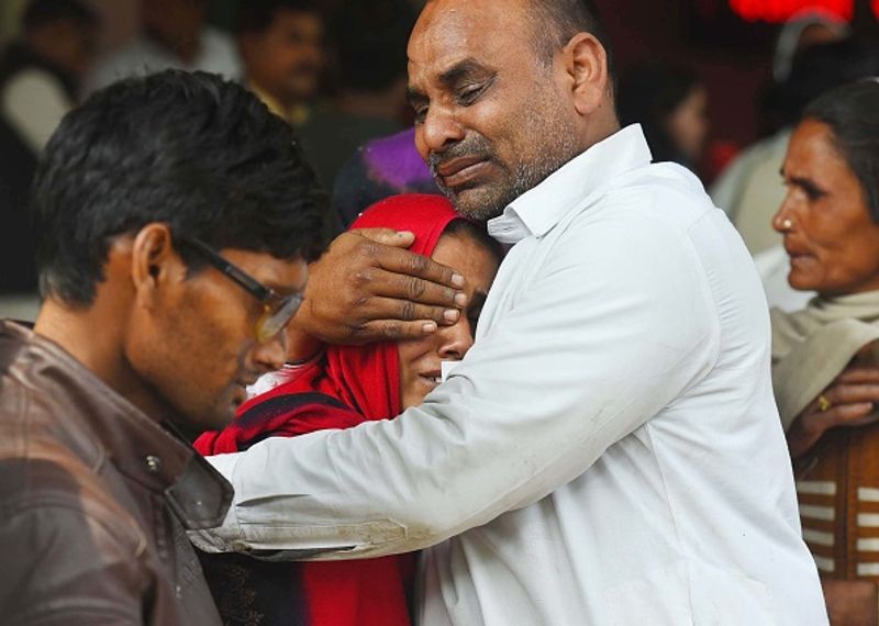 जीटीबी अस्पताल के बाहर रोते-बिलखते परिजन। तस्वीर 28 फरवरी की है।