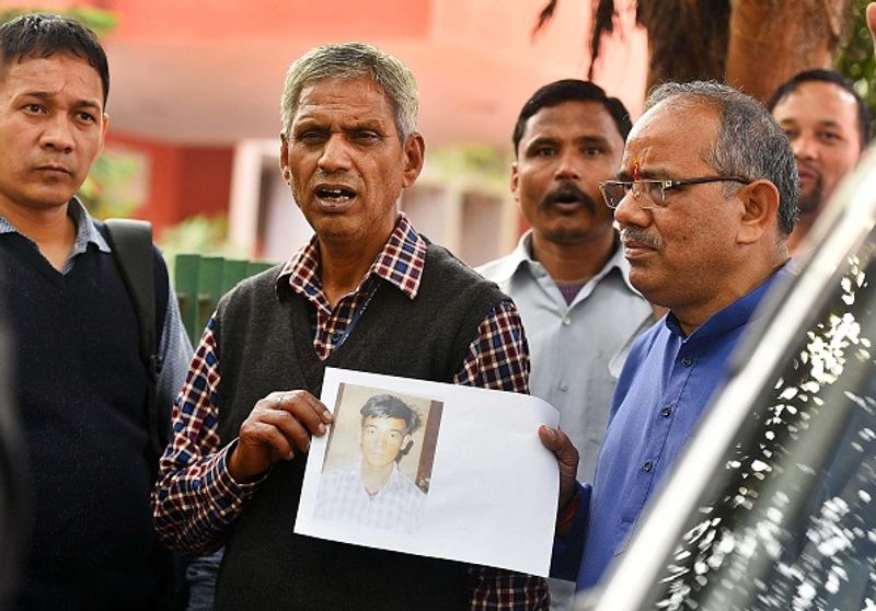 बिगर सिंह नेगी, इनके रिश्तेदार दिलबर सिंह नेगी (20) की दिल्ली हिंसा में मौत हो गई। अब उनका शव लेने के लिए जीटीबी अस्पताल के बाहर खड़े हैं। तस्वीर 28 फरवरी की है।