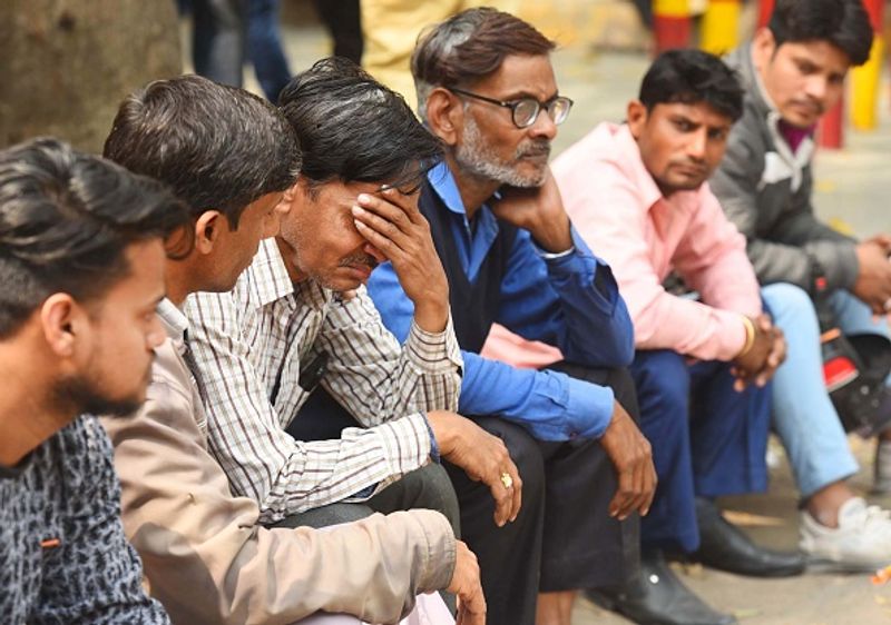 जीटीबी अस्पताल के शव गृह के सामने रोते-बिलखते परिजन। यह अपनों का शव लेने के लिए इंतजार में बैठे हैं।