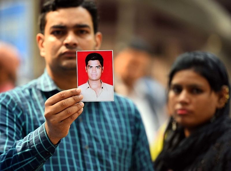 मोहम्मद इमरान, अपने भाई मोहम्मद फैजान (27 साल) की तस्वीर दिखाते हुए। इनका भाई चार दिनों से सीलमपुर से गायब है। अब यह भाई की तस्वीर लेकर जीटीबी अस्पताल पहुंचे हैं। तस्वीर 28 फरवरी की है।