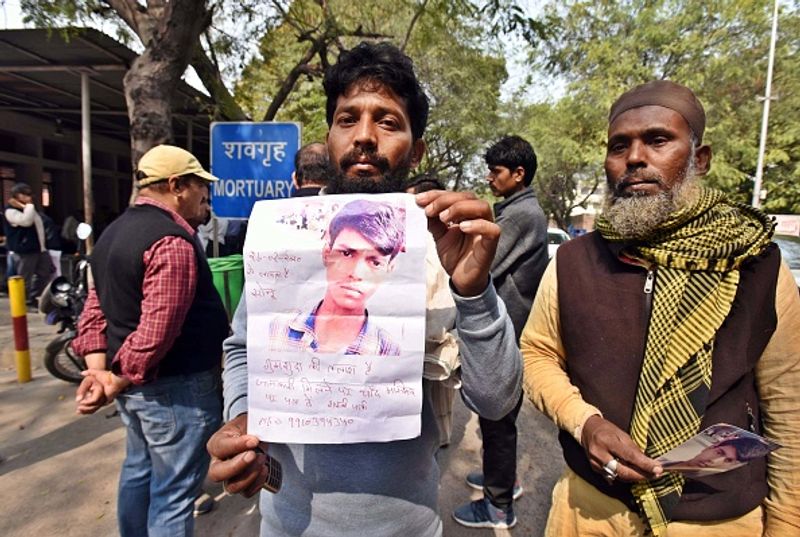 अपने बेटे मोहम्मद सोनू की तस्वीर लेकर खड़े मोहम्मद इलियास। इनका बेटा सोनू तीन दिन से चांद बाग से गायब है। अब मोहम्मद इलियास बेटे की तस्वीर लेकर जीटीबी अस्पताल के शवगृह के बाहर पहुंचे हैं। उन्हें डर है कि कहीं उनका बेटा भी तो इन दंगे का शिकार नहीं बन गया है।