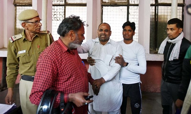 जीटीबी अस्पताल के पोस्टमॉर्टम रूम के बाहर रोते-बिलखते परिजन।
