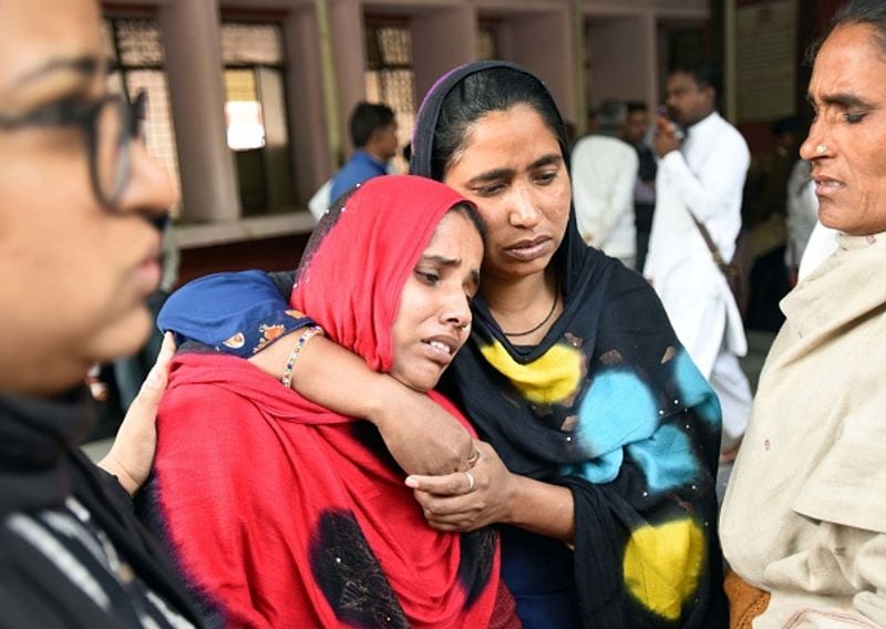 तस्वीर 28 फरवरी की है। जीटीबी अस्पताल के सामने लोग रोते-बिलखते अपनों का शव लेने के इंतजार में खड़े हैं।