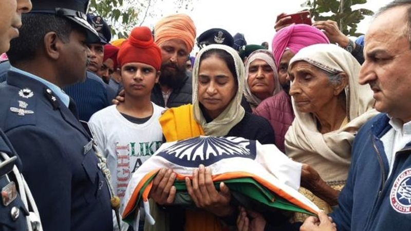 बुधवार को जब शहीद कैप्टन चीमा की पार्थिव देह गांव पहुंची, तो उनकी पत्नी नवनीत कौर और मां सर्वजीत कौर की आंखों में आंसुओ के बीच पुरानी यादें ताजा हो रही थीं। शहीद की मां ने कहा कि उनके बेटे ने बहुत जहाज उड़ाए। कई बार जब वो गांव से गुजरता था, तो अपने हवाई जहाज को नीचे करता था। तब हम लोग छत पर खड़े होकर उसे हाथ हिलाते थे। जनवरी में जब वो गांव आया था, तब मुझे एक कोट देकर गया था।