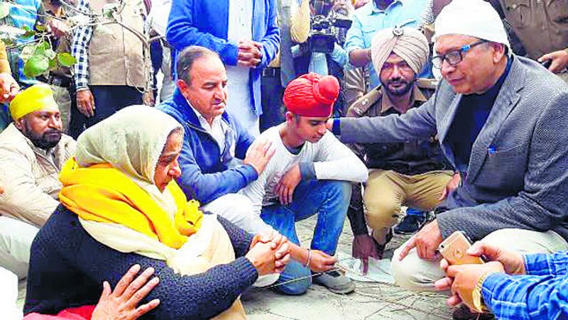 डीसी मोहम्मद इशफाक ने कहा कि ग्रुप कैप्टन जीएस चीमा जैसे जांबाज देश के रियल हीरो हैं। ये लोग ही देश को सुरक्षित रखते हैं।