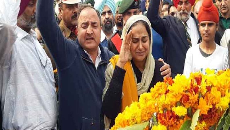 शहीद ग्रुप कैप्टन जीएस चीमा की एजुकेशन सैनिक स्कूल कपूरथला में हुई थी। उनकी अंतिम यात्रा में उसके 20 सहपाठी मौजूद थे। उनकी आंखों से आंसू नहीं रुक रहे थे। चीमा के टीचर रहे एसएस अहलूवालिया और भूपिंदर सिंह(अब दोनों रिटायर्ड) ने कहा कि जीएस चीमा बहादुर था। वो बहुत अच्छा बॉक्सर भी था। एक बार वो अपनी हेलिकाप्टर लेकर स्कूल भी आया था। हेलिकॉप्टर पर तिरंगा लगाकर पूरे स्कूल का चक्कर लगाया था।