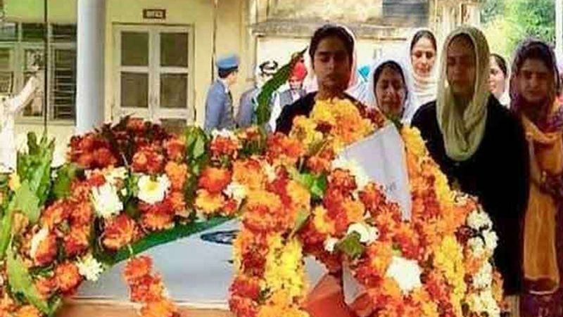 जब शहीद ग्रुप कैप्टन जीएस चीमा को अंतिम सलामी दी जा रही थी, उनकी बेटी 22 वर्षीय कुंजदीप कौर को खुशखबरी मिली कि उसका सिलेक्शन नेवी में हो गया है। बेटी यह खुशखबरी अपने पिता को नहीं सुना सकी। पिता के अंतिम संस्कार वाले दिन उसका मेडिकल था। इसलिए वो मंगलवार को ही अपने पिता को अंतिम सलामी देकर घर से निकल गई। उसका मन बहुत भारी था, लेकिन देशसेवा का जो जज्बा पिता ने उसके अंदर भरा था, वो किसी भी कीमत पर छोड़ना नहीं चाहती थी।