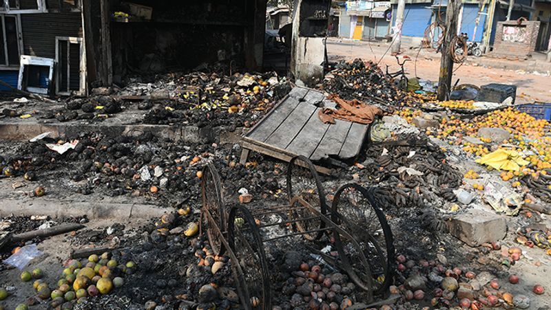 दिल्ली के उत्तर पूर्वी इलाके में 23, 24 और 25 फरवरी को हिंसा हुई थी। इसमें अब तक 42 लोगों की मौत हो चुकी है। 300 से ज्यादा जख्मी हैं। यह हिंसा नागरिकता कानून के समर्थन और विरोध करने वाले गुटों के आमने सामने आने के बाद शुरू हुई।