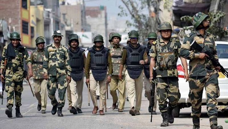 इसके बाद पुलिस उन्हें खदेड़ने में कामयाब हो सकी। जादौन और उनके साथ तैनात पुलिसकर्मी तब तक डटे रहे, जब तक दंगाई इलाका छोड़ कर भाग नहीं गए।