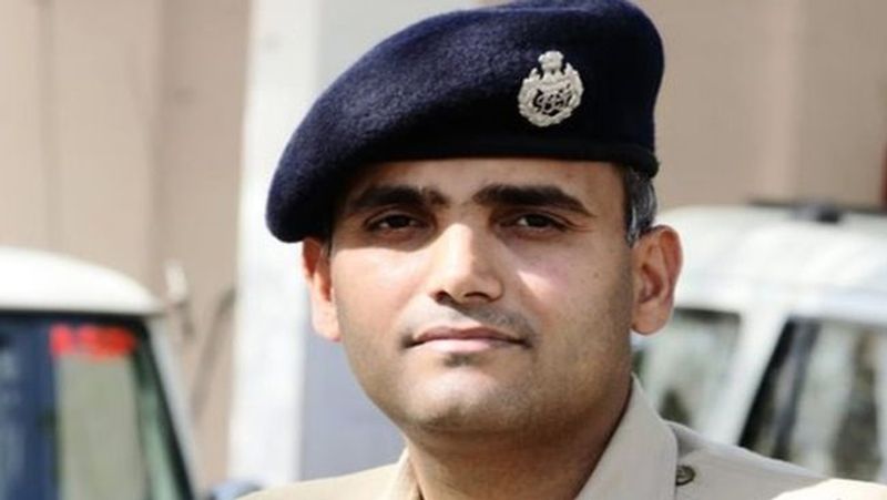 नीरज ने बीबीसी को बताया, मैंने सीमा पार करने की सोची। मैं अधिकार क्षेत्र से बाहर होने के बावजूद खतरे की परवाह ना करते हुए अकेले जाने को तैयार था। ये 15 सेकंड मेरे जीवन के सबसे खतरनाक क्षण थे। लेकिन मेरी टीम को धन्यवाद जो मेरे साथ आने को तैयार हुई। जब मैंने अपने सीनियर अधिकारियों को बाद में बताया तो उन्होंने भी मेरा समर्थन किया।
