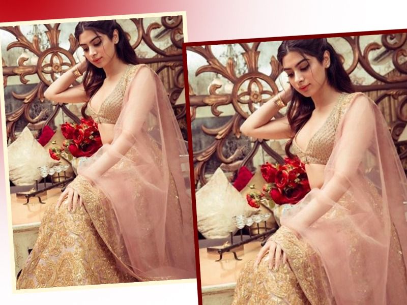 বিশেষ কারুর বিয়েতে খুব জমকালো লাহেঙ্গা না পরে হালকা রঙ বেছেনিন। তাতে সহজেই নজর কাড়া যায়।