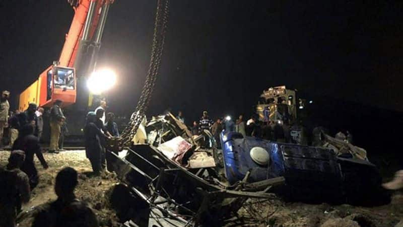 Pakistan Train- bus collision... 30 people kills