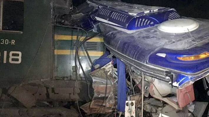 Pakistan Train- bus collision... 30 people kills Pakistan Train- bus collision... 30 people kills