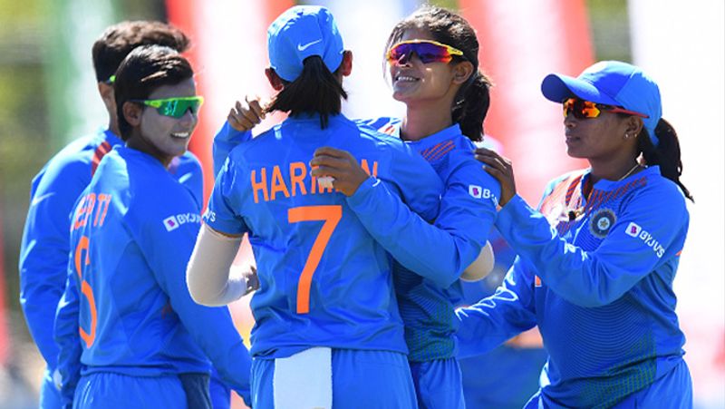 पहली बार राधा यादव जब भारतीय टीम में शामिल किया गया था, तब उनकी उम्र सिर्फ 17 साल थी। वो मूलतः उत्तर प्रदेश के जौनपुर की रहने वाली हैं।