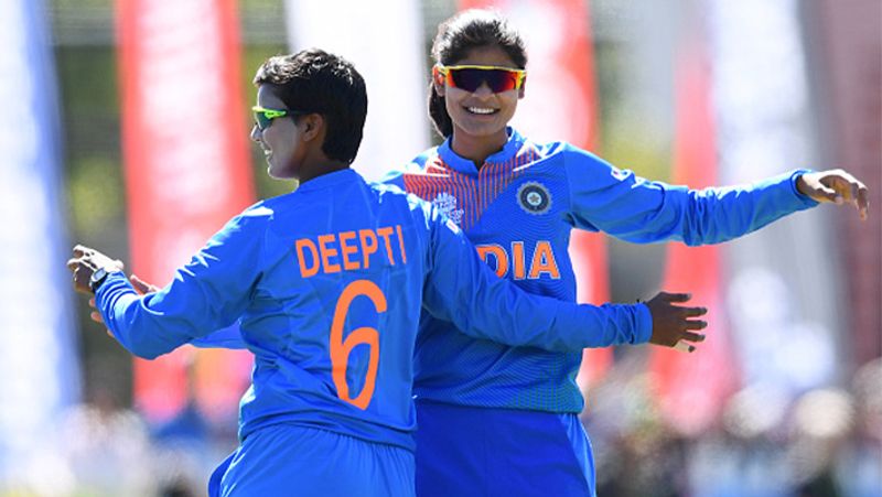 राधा के अलावा भी उनके तीन भाई बहन हैं। उनके पिता मुंबई में एक छोटी सी दुकान चलाते थे, जिससे घर का खर्च निकालना भी मुश्किल होता था। उसमें भी हर कभी म्यूनिसिपल कॉर्पोरेशन अतिक्रमण के नाम पर दुकान हटा सकता था।