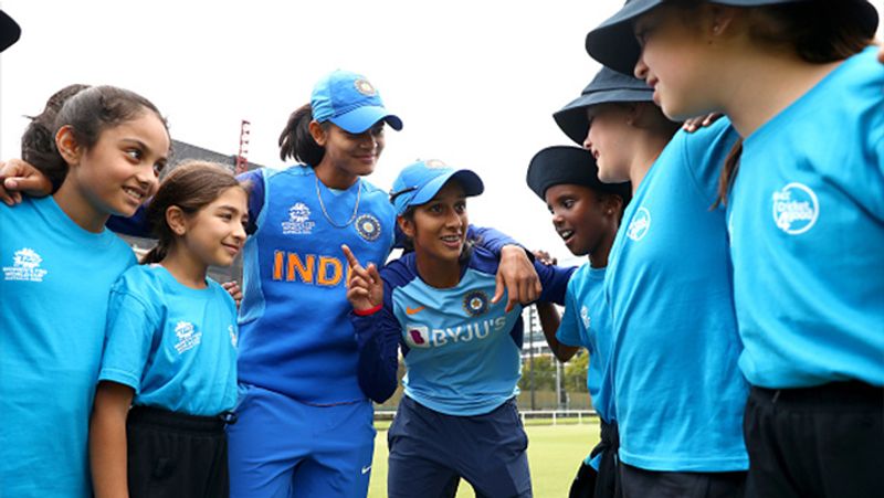 राधा के पिता अपनी साइकिल से उन्हें 3 किलोमीटर दूर स्टेडियम तक छोड़ने जाते थे और वापस आते समय कभी ऑटो तो कभी पैदल ही उन्हें वापस आना पड़ता था।