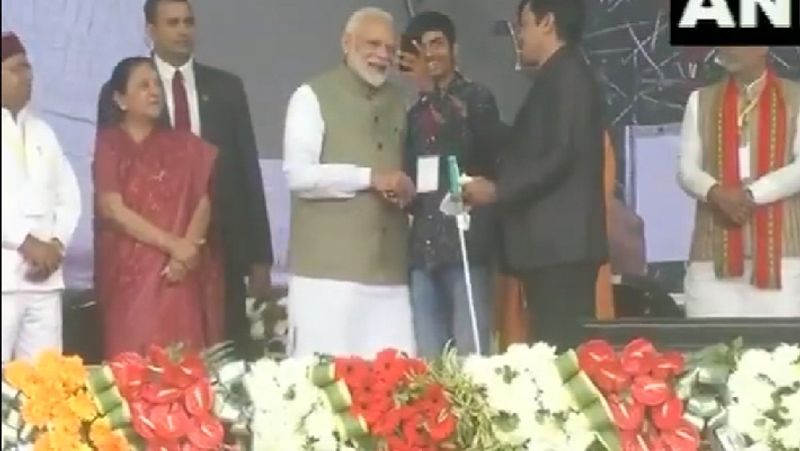परेड मैदान पर शनिवार दिव्यांग विवेक मणि त्रिपाठी की पीएम संग सेल्फी सोशल मीडिया पर भी छाई रही। सोशल मीडिया के विभिन्न प्लेटफार्मों ट्विटर, फेसबुक, वाट्सएप पर यह सेल्फी खूब लाइक करने के साथ ही वायरल हो रही है।