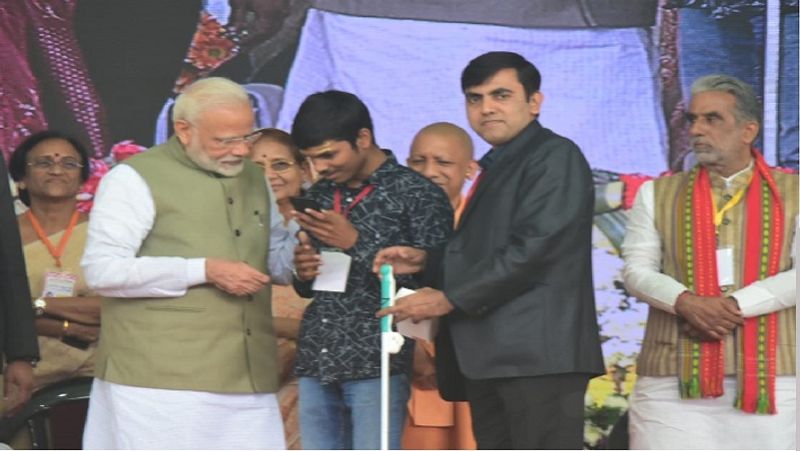 विवेक मणि त्रिपाठी के पिता इंद्रमणि त्रिपाठी शिक्षक हैं। विवेक बचपन से दृष्टिबाधित हैं। 19 साल के विवेक डीएड की पढ़ाई कर रहे हैं। दृष्टिबाधित होने के बाद भी वह मोबाइल धड़ल्ले से चलाते हैं। उन्होंने अपने मोबाइल में टॉकबैक एप डाउनलोड किया है, जिससे अपना काम कर लेते हैं। वह दृष्टिबाधित साथियों को इसका ज्ञान देते हैं। वह मोबाइल पर अपनी पढ़ाई भी कर लेते हैं।
