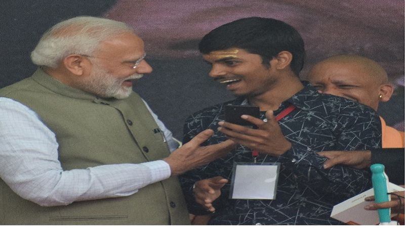 प्रधानमंत्री नरेंद्र मोदी ने उपकरण लेने आए दृष्टिबाधित प्रतापगढ़ के कुंडा निवासी विवेक मणि त्रिपाठी को अपना स्मार्ट मोबाइल फोन दिया। पीएम के हाथों विवेक को मोबाइल मिला तो वह फूले नहीं समाए। यह देखकर पीएम ने कहा कि इस स्मार्ट मोबाइल फोन एक सेल्फी तो बनती है दोस्त। इस पर विवेक ने तुरंत मोबाइल फोन निकाला और पीएम के साथ सेल्फी लेकर इस पल को हमेशा के लिए संजो लिया।
