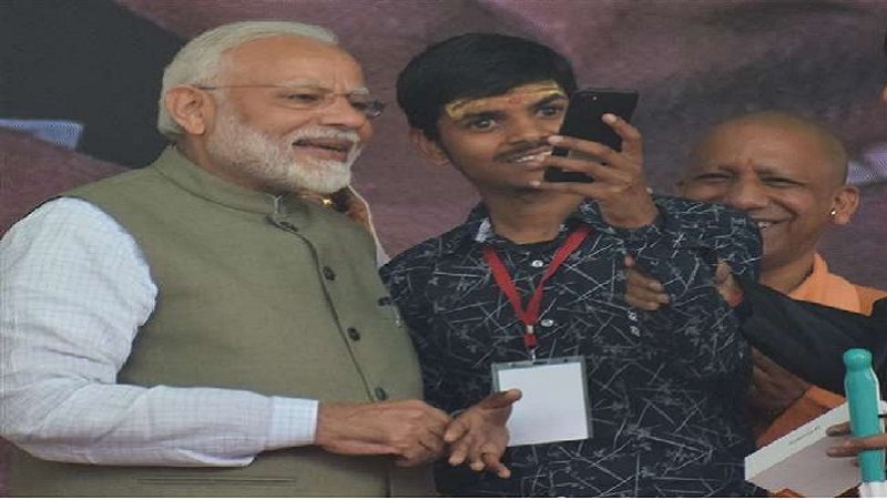 भारतीय जनता पार्टी के ट्विटर अकाउंट पर कार्यक्रम के कुछ मिनट बाद ही विवेक और पीएम की सेल्फी का वीडियो पोस्ट किया गया। पोस्ट अपडेट होते ही इस पर कमेंट, लाइक, री-ट्वीट, किया जाने लगा है। मुख्यमंत्री योगी आदित्यनाथ ने भव्य कार्यक्रम का वीडियो ट्वीट किया है।