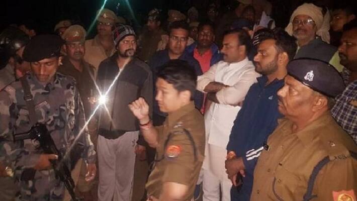 Boat filled with 36 laborers overturns in Ganga river, more than 6 laborers missing in Chandauli asa Boat filled with 36 laborers overturns in Ganga river, more than 6 laborers missing in Chandauli asa
