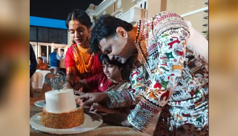 একটা ডিমের আকৃতির মত মানুষ এঁকে আয়রু তাকে বানিয়েছে সৃজি। পাশে নিজেকেও এঁকেছে সে। ডিমের মত বাবার পাশে ছোট্ট আয়রু। সৃজিতের কাছে যেকোনও দামি উপহারের চেয়ে এই ছোট্ট হাতে তৈরি করা আঁকাটাই সব।