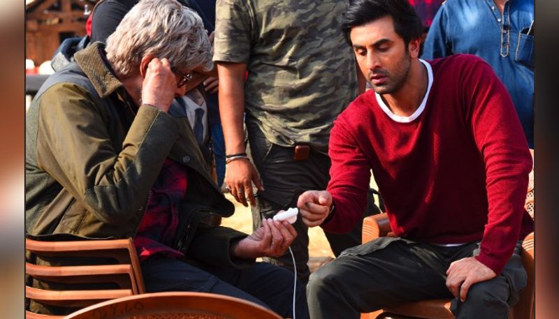 ইয়ারফোন ব্যবহারে সাহায্য করার কথাও জানিয়েছিলেন অমিতাভ বচ্চন।