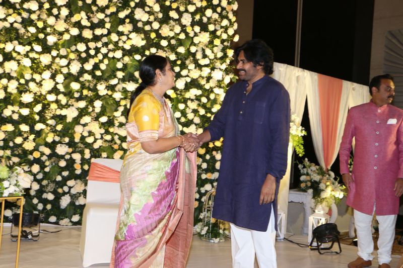 లాయర్ సాబ్ తో ముచ్చటిస్తున్న జయసుధ..