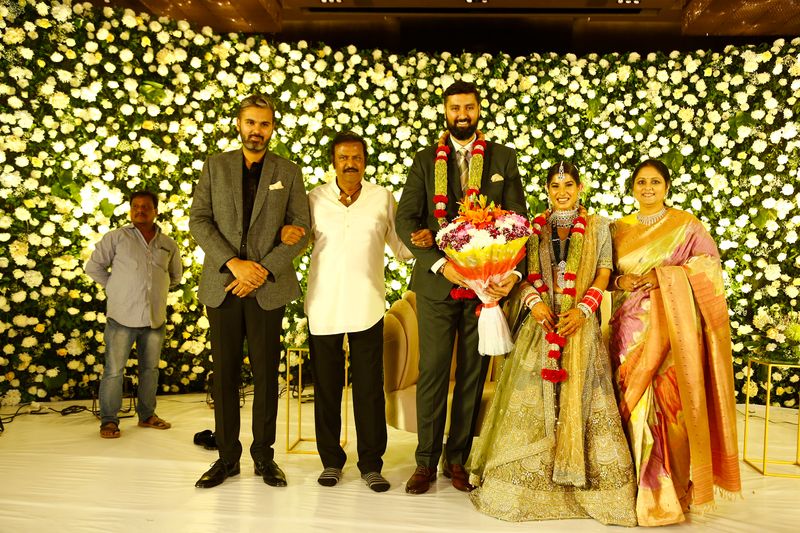 కలెక్షన్ కింగ్ తో గ్రూప్ ఫోటో
