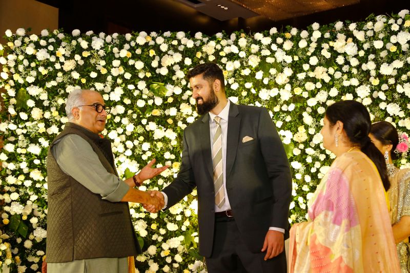 పొడుగు చూసి ఆశ్చర్యపోతున్న బోనికపూర్