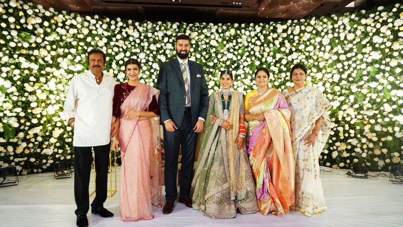 తండ్రి కూతుళ్ళ చిరునవ్వులు