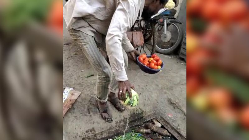 Shocking photos of vegetable vendor selling tomatoes and peas washed in dirty drainage water kph