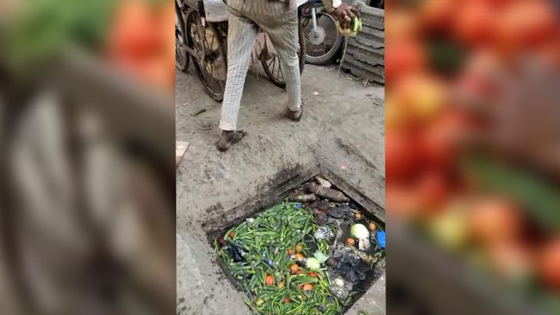 Shocking photos of vegetable vendor selling tomatoes and peas washed in dirty drainage water kph