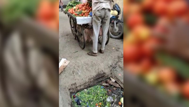 Shocking photos of vegetable vendor selling tomatoes and peas washed in dirty drainage water kph