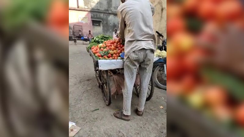 Shocking photos of vegetable vendor selling tomatoes and peas washed in dirty drainage water kph