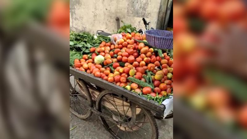 Shocking photos of vegetable vendor selling tomatoes and peas washed in dirty drainage water kph