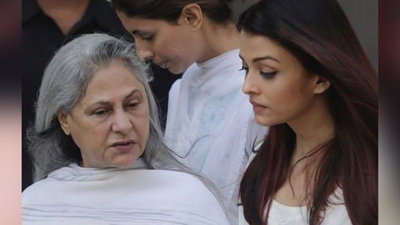 একটা কিছু হলেই হল, দুজনে একই সঙ্গে আমাকে নিয়ে কথা বলতে শুরু করে দেন। আর অদ্ভুত বিষয় হল সেই সময় তাঁরা বাংলাতে কথা বলেন।