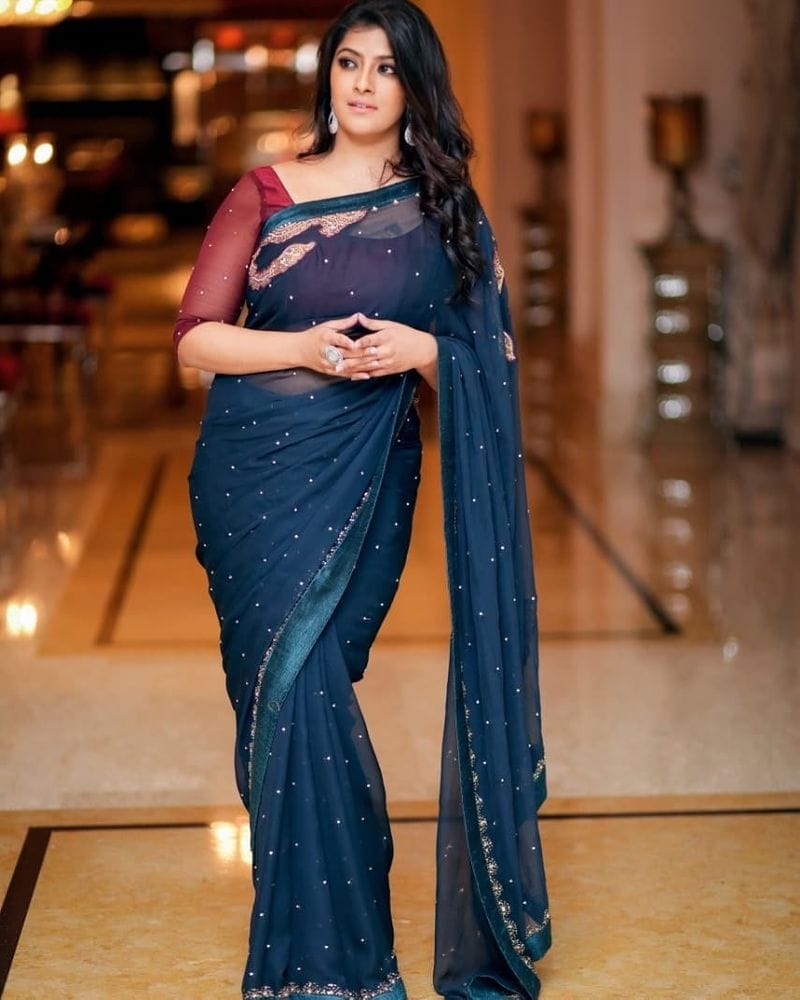 వరలక్ష్మీ శరత్ కుమార్ పేరు వినగానే.. ఫైర్ బ్రాండ్ తమిళ నటి గుర్తుకు వస్తుంది. ఎలాంటి విషయాన్ని అయినా కుండబద్దలు కొట్టినట్లు చెప్పే నైజం వరలక్ష్మీ శరత్ కుమార్ సొంతం.