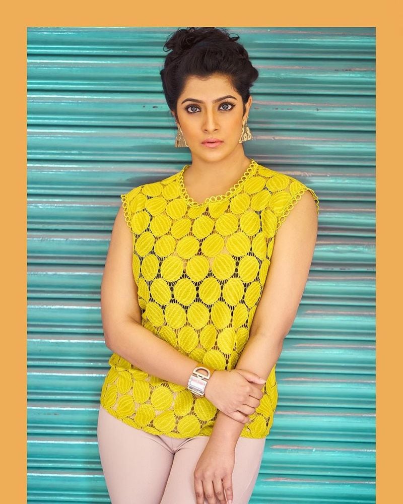 తండ్రి తరహాలోనే వరలక్ష్మీ నటనలో దూసుకుపోతోంది. వరలక్ష్మి శరత్ కుమార్ తమిళ నటీమణుల్లో విలక్షణ నటనకు మారుపేరుగా మారిపోయింది. కేవలం హీరోయిన్ల పాత్రల కోసమే పడిగాపులు కాయకుండా.. ప్రాధాన్యత ఉంటె నెగిటివ్ షేడ్స్ లో ఉండే రోల్స్ లో సైతం నటించేందుకు వెనుకాడడం లేదు.