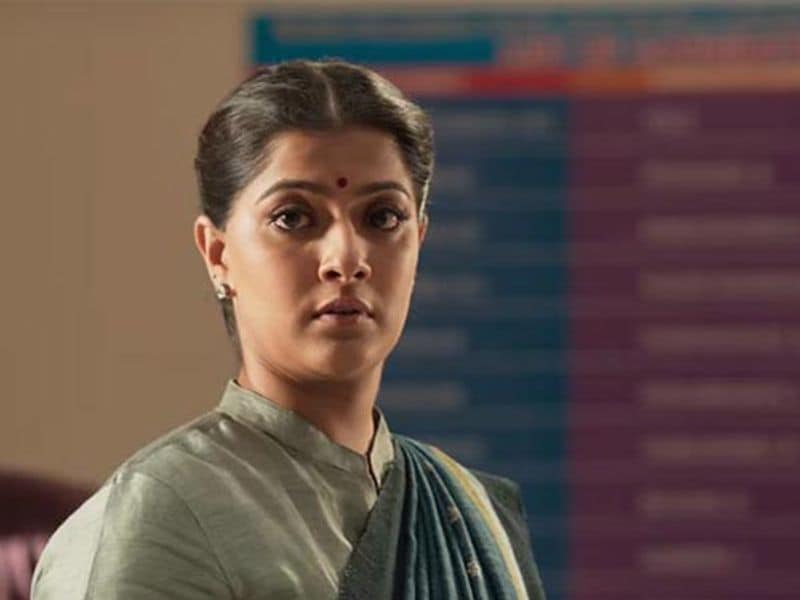 కొంతమంది తన వద్దకు వచ్చి హీరోలు, దర్శకులతో పడుకుంటే పలు చిత్రాల్లో అవకాశాలు వస్తాయని ఆఫర్ చేశారు. నిర్మొహమాటంగా ఆ ఆఫర్ ని తిరస్కరించి, వారికి బుద్ది చెప్పి తిరిగిపంపినట్లు వరలక్ష్మీ పేర్కొంది. వరలక్ష్మీ తన వ్యాఖ్యలతో చిత్ర పరిశ్రమలో సరికొత్త చర్చకు దారి తీసిందనే చెప్పొచ్చు.
