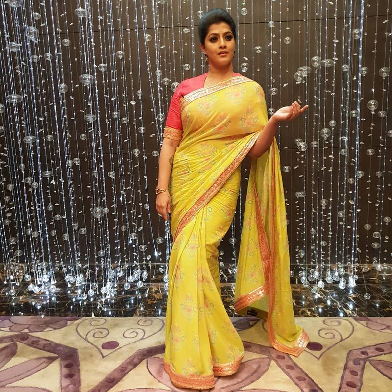 వరలక్ష్మీ మాట్లాడుతూ హీరోలు, దర్శకులతో పడుకునే అడ్డదారి ఆఫర్స్ కు తాను తలొగ్గలేదని తెలిపింది. కేవలం నా ప్రతిభ ఆధారంగానే పలు చిత్రాల్లో అవకాశాలు వస్తున్నాయి. విజయవంతంగా నటిగా 25 చిత్రాలు పూర్తి చేసుకున్నాను. ప్రస్తుతం 29వ చిత్రానికి సైన్ చేసినట్లు వరలక్ష్మీ పేర్కొంది.