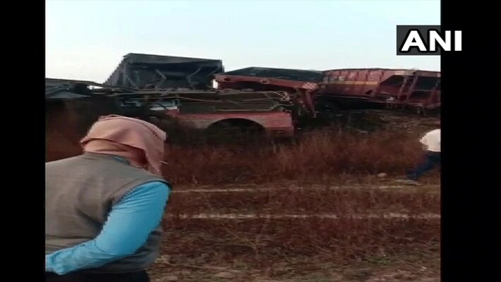 टक्कर के बाद डिब्बे भी पटरी से उतर गए। भरी मालगाड़ी का डिब्बा खाली मालगाड़ी के इंजन पर गिरा, जिसमें 3 लोको पायलट सवार थे।