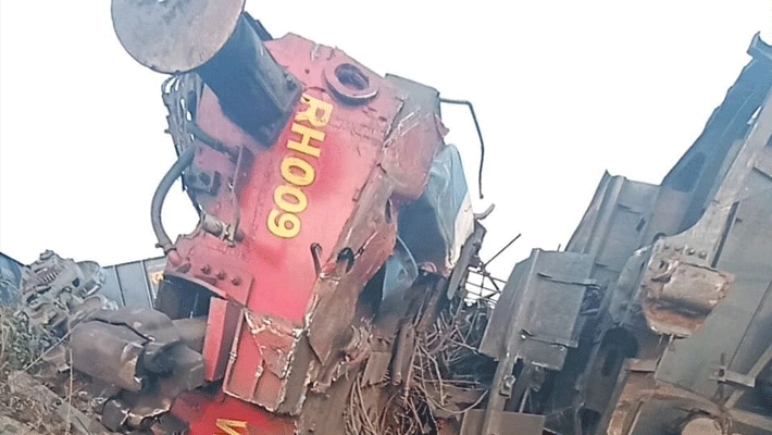 हादसे की खबर लगते ही मौके पर स्थानीय प्रशासन और रेलवे विभाग के कई अधिकारी पहुंच गए। जिसके बाद बोगी से कोयला खाली कराया गया।