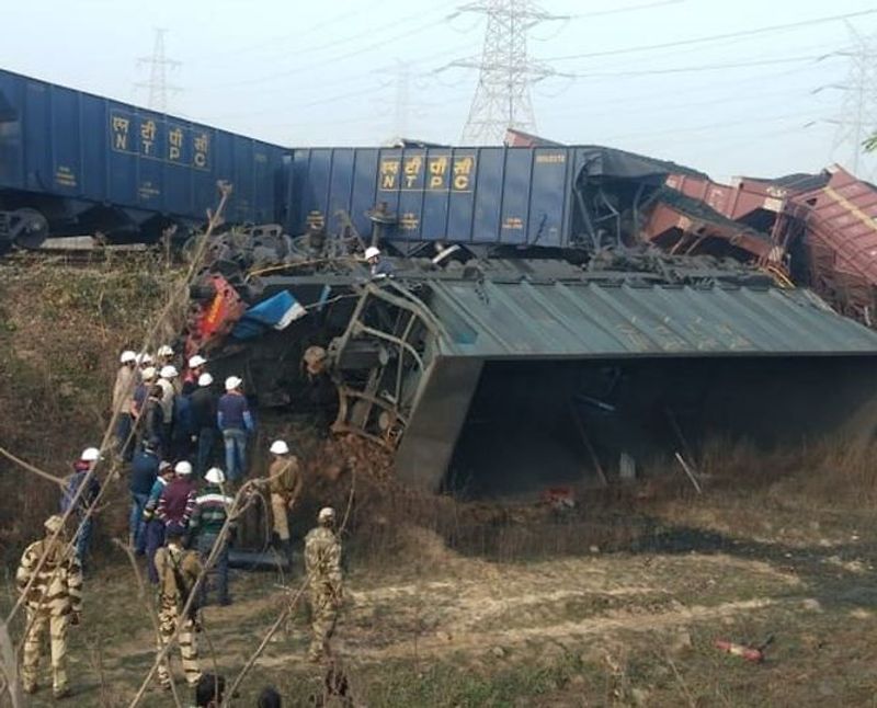 हादसे के बाद रेलवे विभाग और स्थानीय प्रशासन की बड़ी लापरवाही भी सामने आ रही है कि एक ही ट्रैक पर 2 मालगाड़ियों को कैसे जाने दिया।