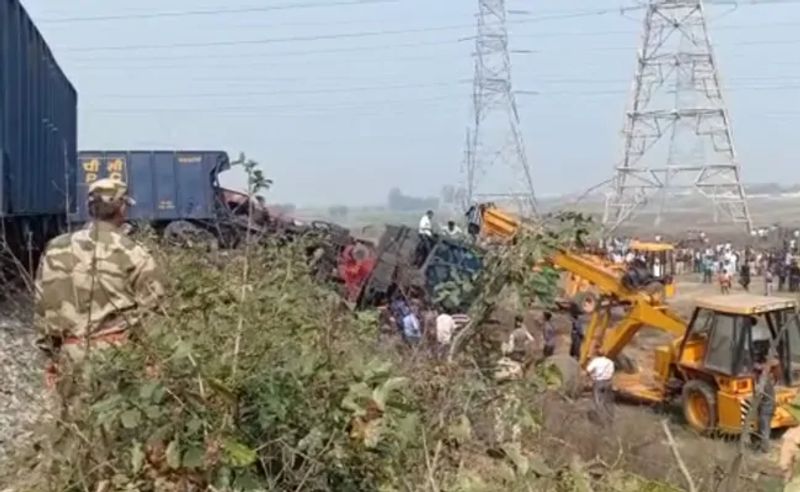हादसे के बाद घटनास्थल पर पहंची दो क्रेन बोगी को हटा रही हैं।