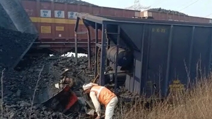 जानकारी के मुताबिक, ट्रेन में फंसे लोगों को कटर मशीन से निकाला गया।
